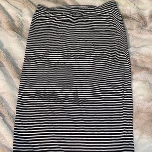 Black and white pencil skirt